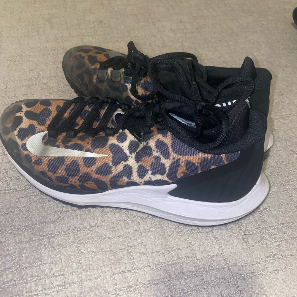 Nike court zoom tennis shoes